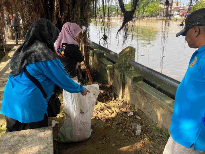 “Kelurahan Sungai Dama Ikuti Gotong Royong Bersama Kecamatan Samarinda Ilir dan Gelar Kerja Bakti Pencabutan Umbul-Umbul”