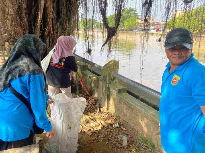 “Kelurahan Sungai Dama Ikuti Gotong Royong Bersama Kecamatan Samarinda Ilir dan Gelar Kerja Bakti Pencabutan Umbul-Umbul”