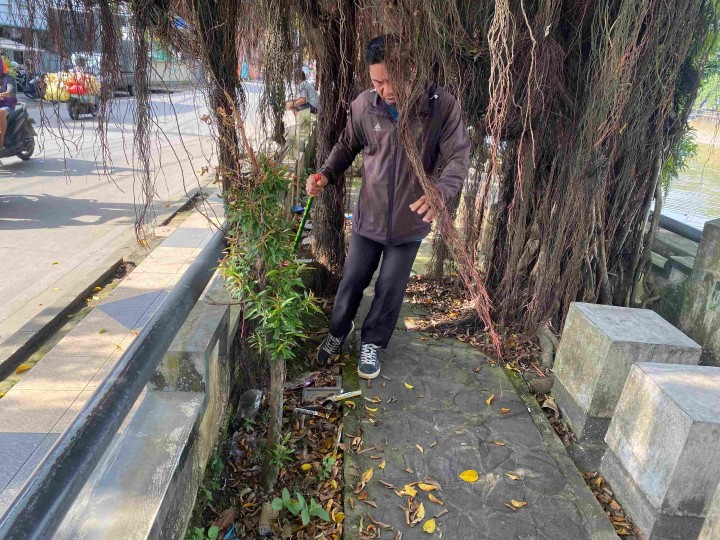 “Kelurahan Sungai Dama Ikuti Gotong Royong Bersama Kecamatan Samarinda Ilir dan Gelar Kerja Bakti Pencabutan Umbul-Umbul”