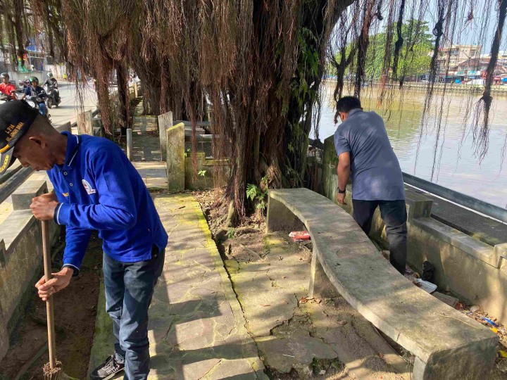 “Kelurahan Sungai Dama Ikuti Gotong Royong Bersama Kecamatan Samarinda Ilir dan Gelar Kerja Bakti Pencabutan Umbul-Umbul”