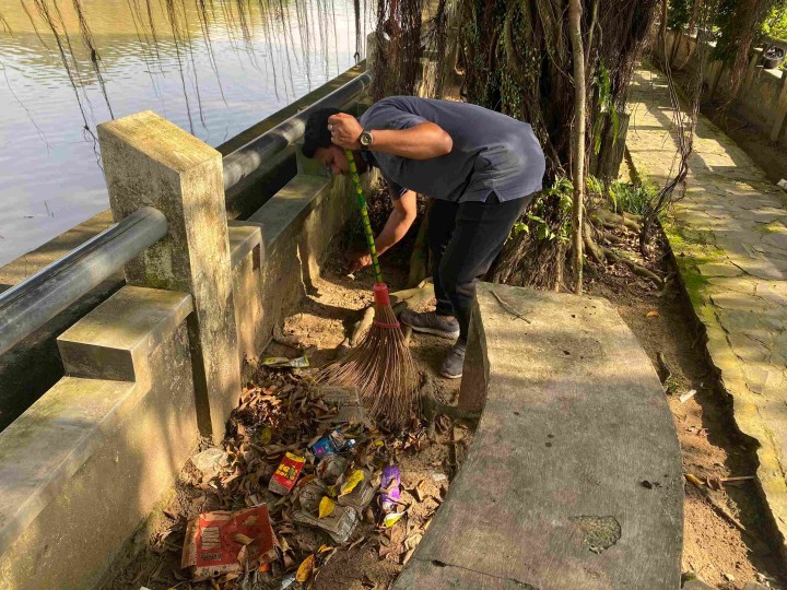 “Kelurahan Sungai Dama Ikuti Gotong Royong Bersama Kecamatan Samarinda Ilir dan Gelar Kerja Bakti Pencabutan Umbul-Umbul”