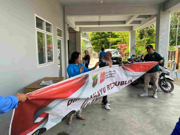 “Kelurahan Sungai Dama Ikuti Gotong Royong Bersama Kecamatan Samarinda Ilir dan Gelar Kerja Bakti Pencabutan Umbul-Umbul”