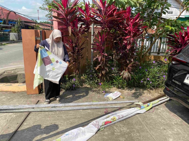 “Kelurahan Sungai Dama Ikuti Gotong Royong Bersama Kecamatan Samarinda Ilir dan Gelar Kerja Bakti Pencabutan Umbul-Umbul”
