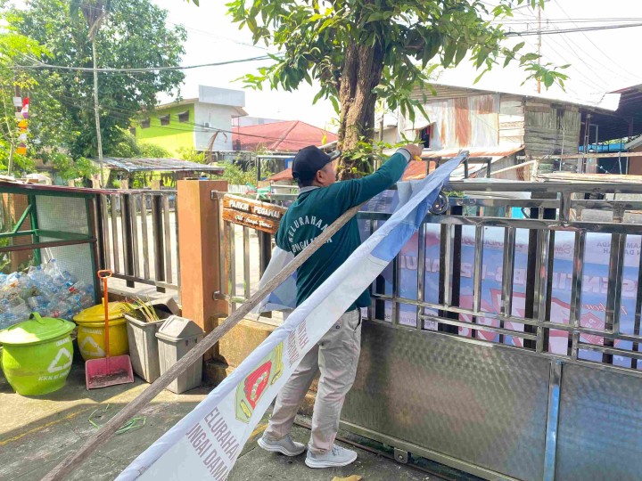 “Kelurahan Sungai Dama Ikuti Gotong Royong Bersama Kecamatan Samarinda Ilir dan Gelar Kerja Bakti Pencabutan Umbul-Umbul”