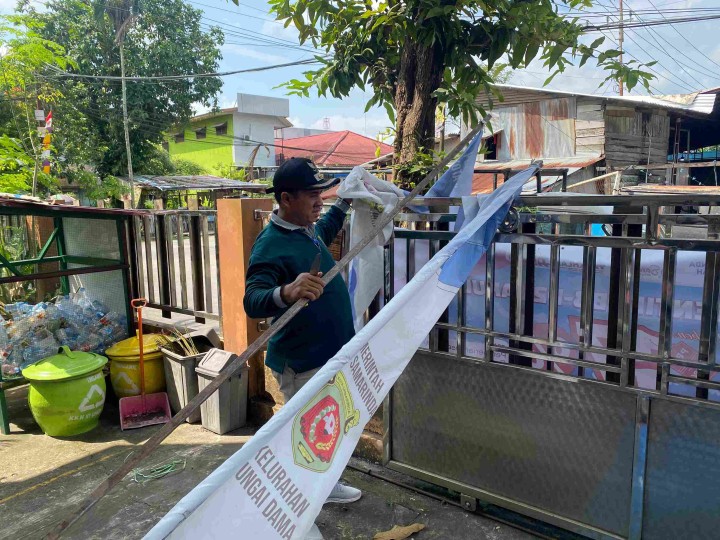 “Kelurahan Sungai Dama Ikuti Gotong Royong Bersama Kecamatan Samarinda Ilir dan Gelar Kerja Bakti Pencabutan Umbul-Umbul”