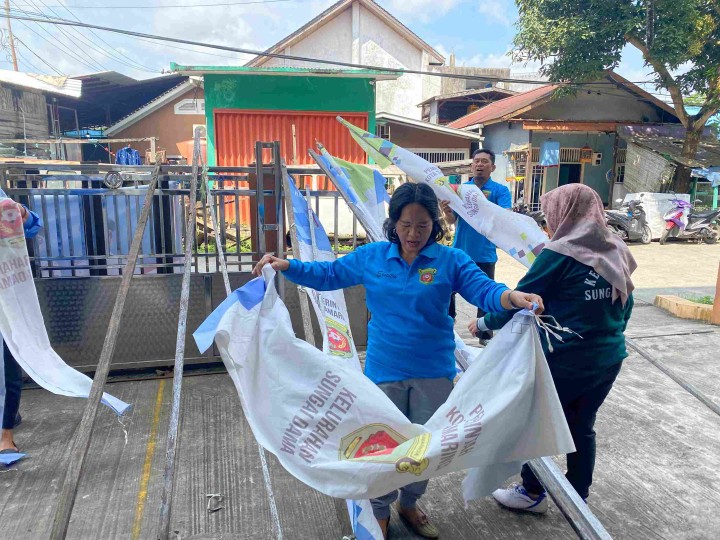 “Kelurahan Sungai Dama Ikuti Gotong Royong Bersama Kecamatan Samarinda Ilir dan Gelar Kerja Bakti Pencabutan Umbul-Umbul”