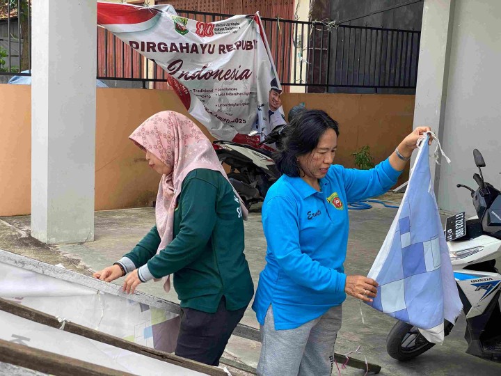 “Kelurahan Sungai Dama Ikuti Gotong Royong Bersama Kecamatan Samarinda Ilir dan Gelar Kerja Bakti Pencabutan Umbul-Umbul”