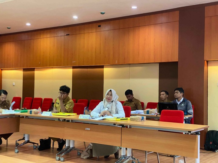 Kasi Ekobang Kelurahan Sungai Dama Serta Tim Pendamping Probebaya Mendampingi Perwakilan RT 29 Kelurahan Sungai Dama Mengikuti Kegiatan Presentasi Probebaya Award