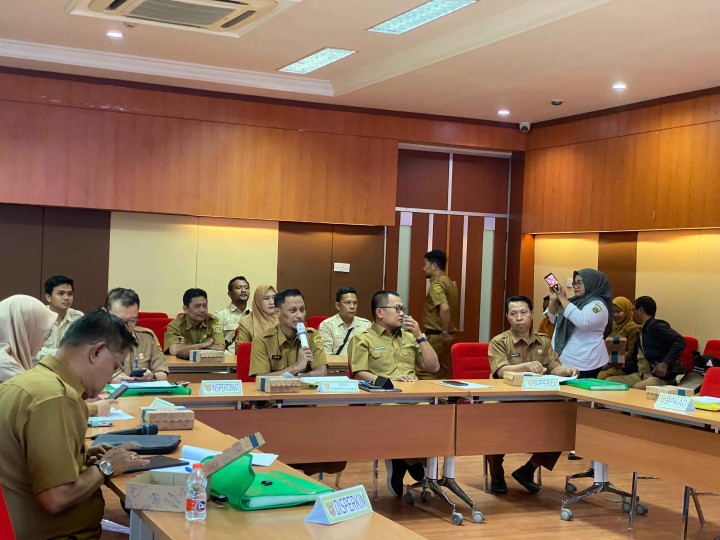 Kasi Ekobang Kelurahan Sungai Dama Serta Tim Pendamping Probebaya Mendampingi Perwakilan RT 29 Kelurahan Sungai Dama Mengikuti Kegiatan Presentasi Probebaya Award