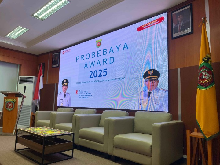 Kasi Ekobang Kelurahan Sungai Dama Serta Tim Pendamping Probebaya Mendampingi Perwakilan RT 29 Kelurahan Sungai Dama Mengikuti Kegiatan Presentasi Probebaya Award