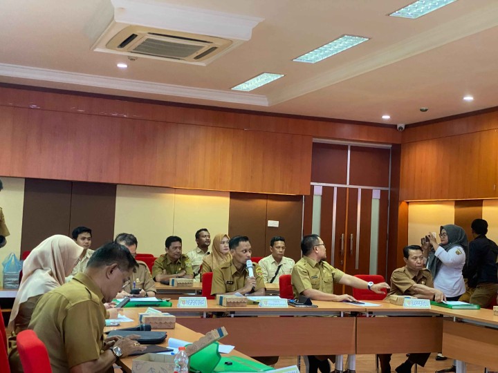 Kasi Ekobang Kelurahan Sungai Dama Serta Tim Pendamping Probebaya Mendampingi Perwakilan RT 29 Kelurahan Sungai Dama Mengikuti Kegiatan Presentasi Probebaya Award
