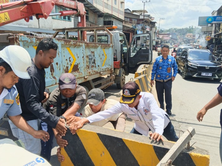 Kelurahan Sungai Dama Mendampingi Dishub Kota Samarinda Terkait Perbaikan Pembatas Jalan