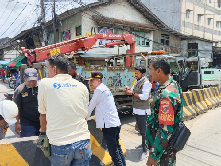 Kelurahan Sungai Dama Mendampingi Dishub Kota Samarinda Terkait Perbaikan Pembatas Jalan