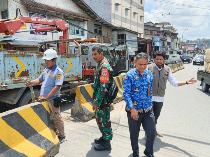Kelurahan Sungai Dama Mendampingi Dishub Kota Samarinda Terkait Perbaikan Pembatas Jalan