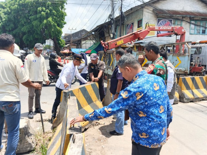 Kelurahan Sungai Dama Mendampingi Dishub Kota Samarinda Terkait Perbaikan Pembatas Jalan
