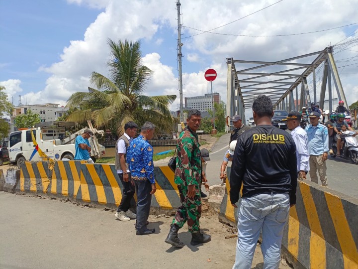 Kelurahan Sungai Dama Mendampingi Dishub Kota Samarinda Terkait Perbaikan Pembatas Jalan