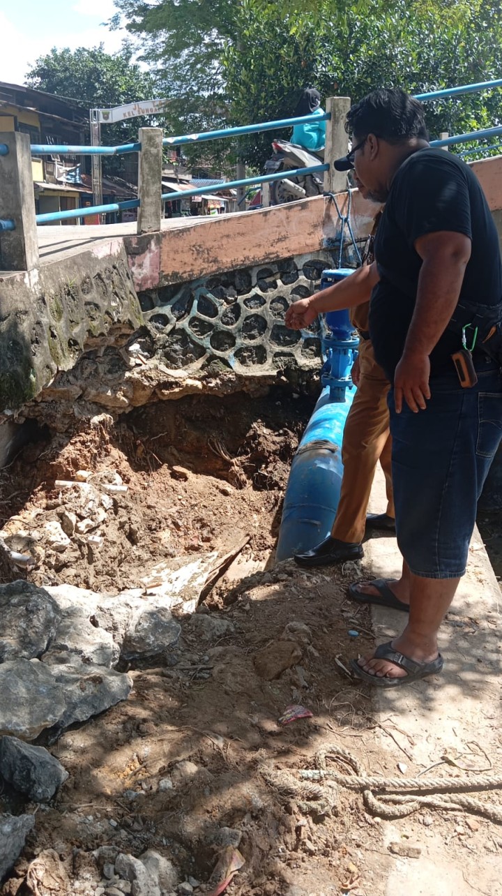 Peninjauan Kegiatan Pembangunan Sisi Diding Gorong-Gorong Dekat Ujung Jembatan S di Jalan Pesut.