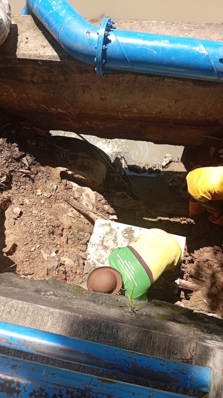 Peninjauan Kegiatan Pembangunan Sisi Diding Gorong-Gorong Dekat Ujung Jembatan S di Jalan Pesut.
