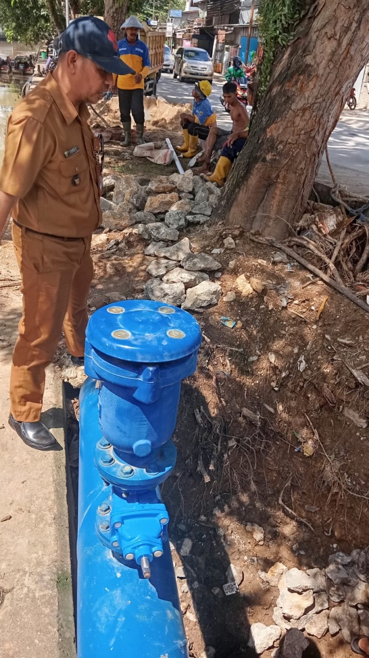 Peninjauan Kegiatan Pembangunan Sisi Diding Gorong-Gorong Dekat Ujung Jembatan S di Jalan Pesut.