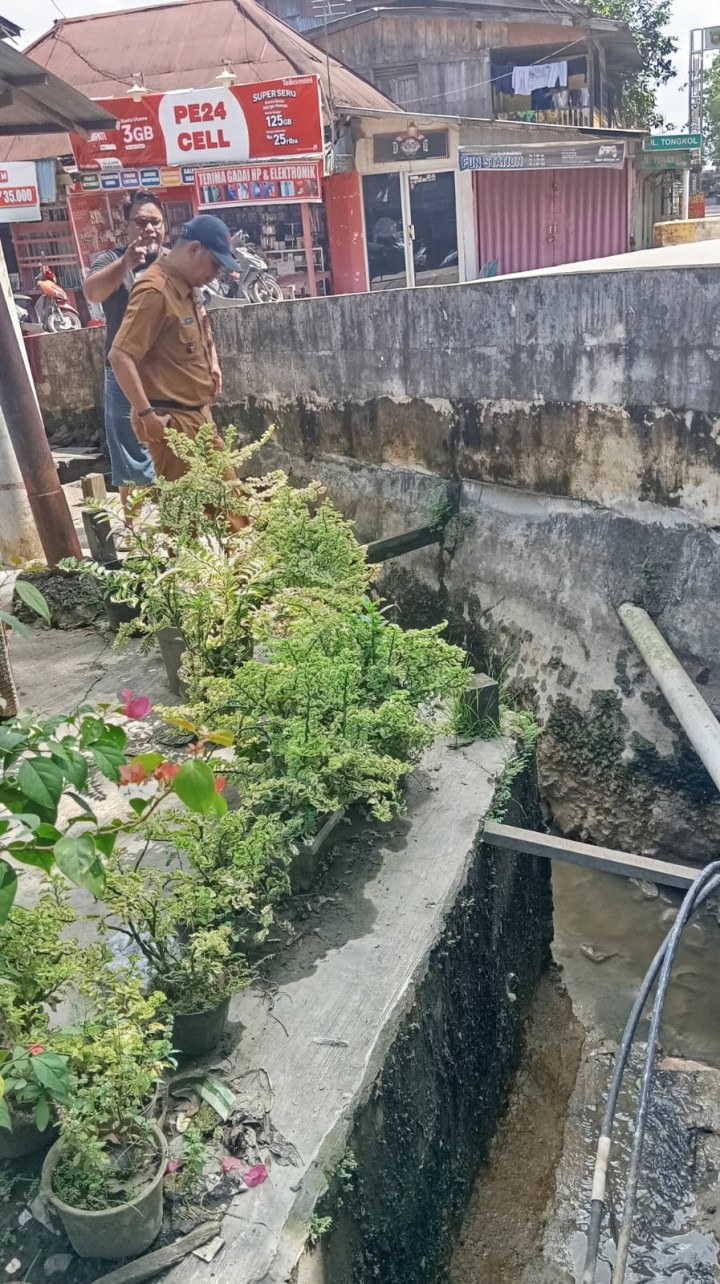 Peninjauan Kegiatan Pembangunan Sisi Diding Gorong-Gorong Dekat Ujung Jembatan S di Jalan Pesut.