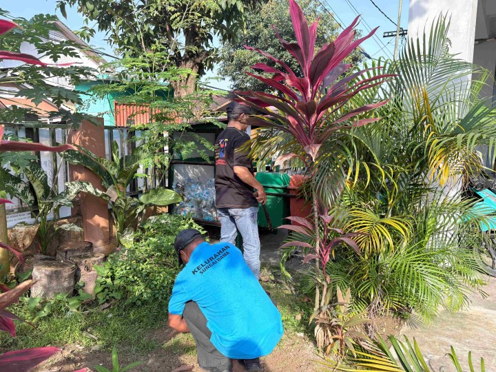 Gotong Royong Di Kantor Kelurahan Sungai Dama