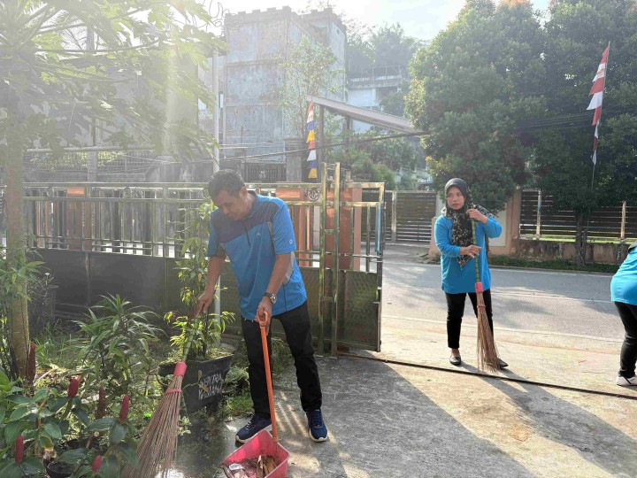 Gotong Royong Di Kantor Kelurahan Sungai Dama