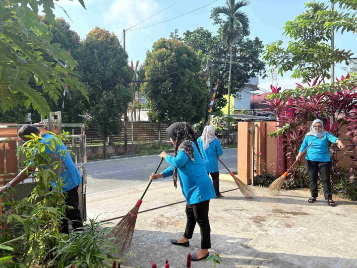Gotong Royong Di Kantor Kelurahan Sungai Dama
