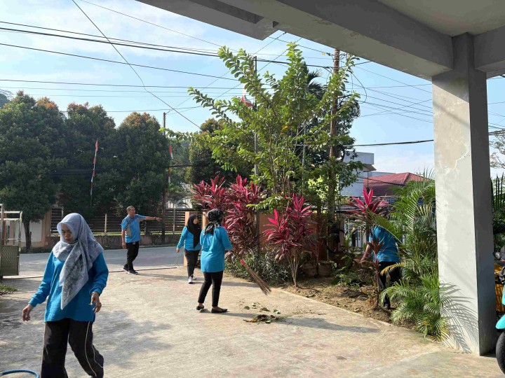 Gotong Royong Di Kantor Kelurahan Sungai Dama