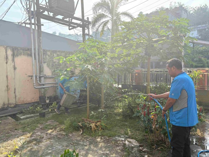 Gotong Royong Di Kantor Kelurahan Sungai Dama