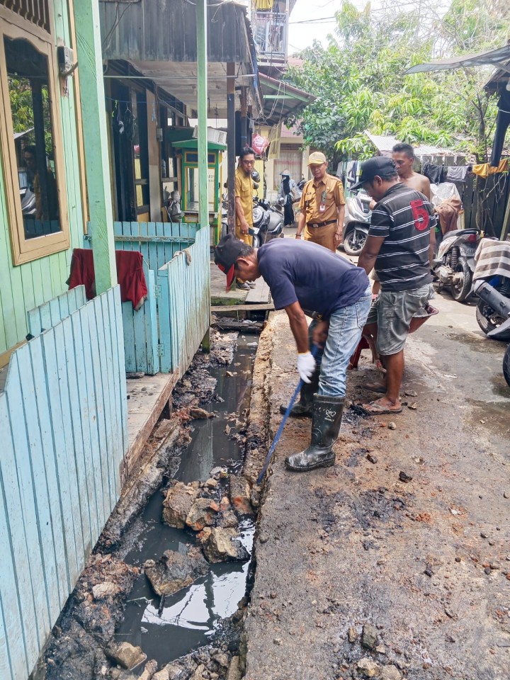 Lurah dan Kasi Ekobang Kelurahan Sungai Dama Monitoring Kegiatan Pro-Bebaya Tahap 2 Tahun 2025