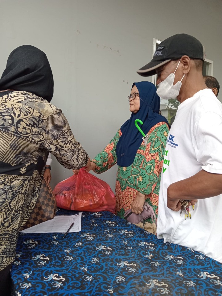 Lurah serta Kasi Kesra dan Ekobang Kelurahan Sungai Dama Melaksanakan Kegiatan Pembagian Sembako oleh Pokmas 1