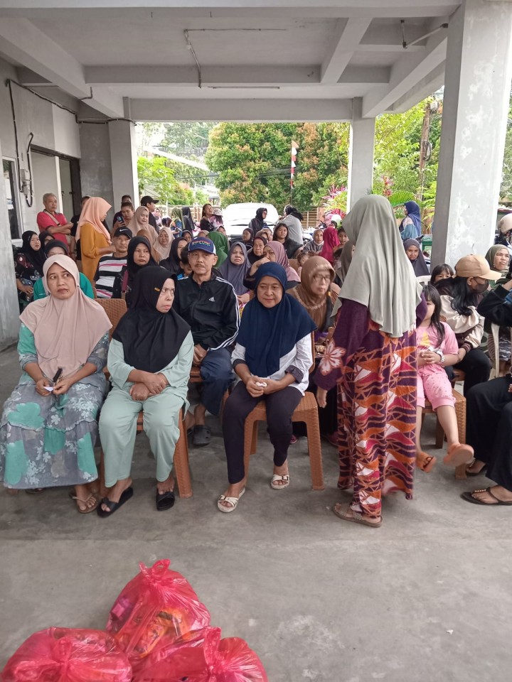 Lurah serta Kasi Kesra dan Ekobang Kelurahan Sungai Dama Melaksanakan Kegiatan Pembagian Sembako oleh Pokmas 1