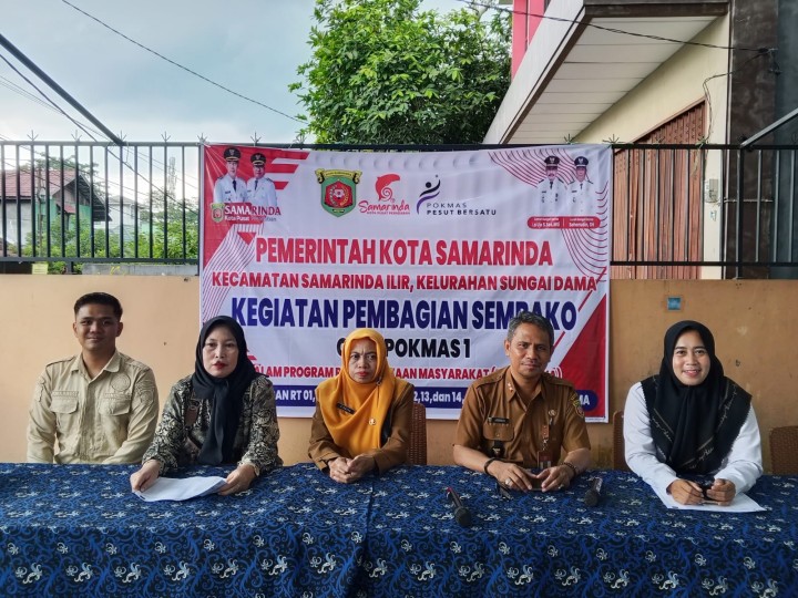 Lurah serta Kasi Kesra dan Ekobang Kelurahan Sungai Dama Melaksanakan Kegiatan Pembagian Sembako oleh Pokmas 1