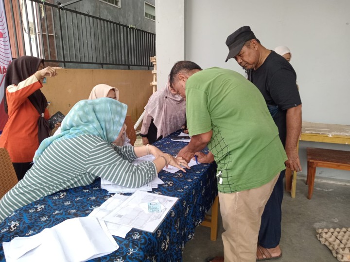 Kegiatan Pembagian Sembako Oleh Pokmas 1 Untuk Rt.02, Rt. 03 Probebaya 2025 Di Kelurahan Sungai Dama