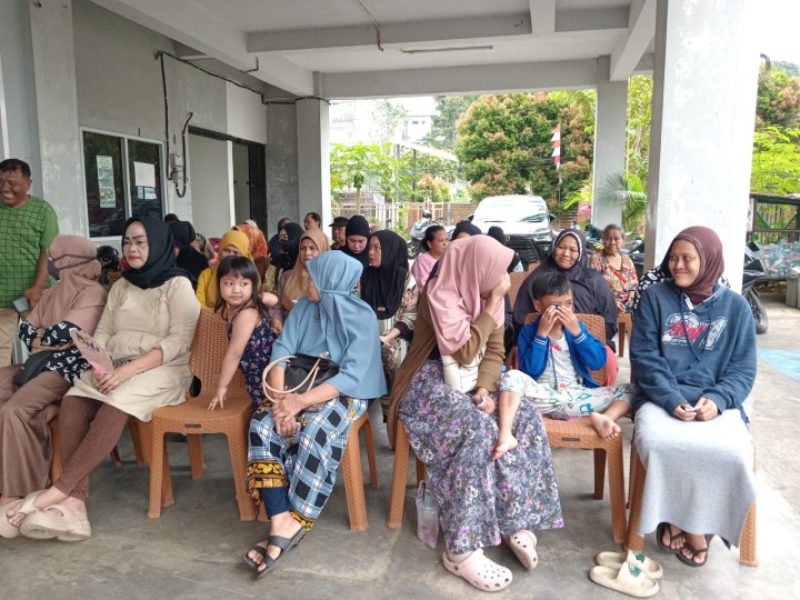 Kegiatan Pembagian Sembako Oleh Pokmas 1 Untuk Rt.02, Rt. 03 Probebaya 2025 Di Kelurahan Sungai Dama