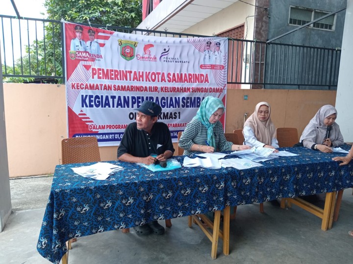 Kegiatan Pembagian Sembako Oleh Pokmas 1 Untuk Rt.02, Rt. 03 Probebaya 2025 Di Kelurahan Sungai Dama