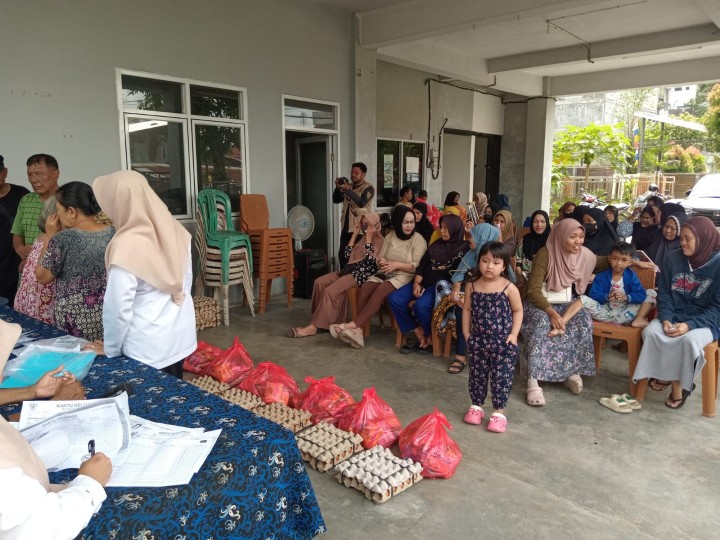 Kegiatan Pembagian Sembako Oleh Pokmas 1 Untuk Rt.02, Rt. 03 Probebaya 2025 Di Kelurahan Sungai Dama