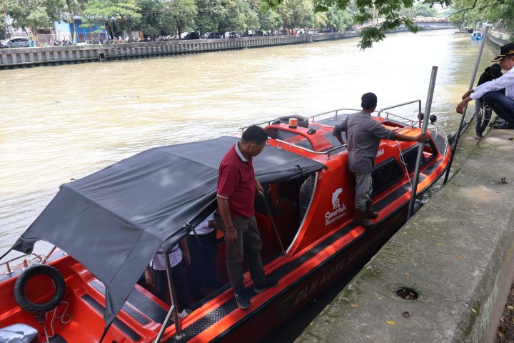 Kunjungan KABID DLH dalam rangka Pembersihan sampah di sungai karang mumus