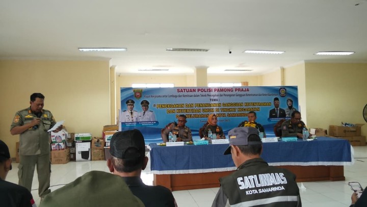 Kasipem dan Satlinmas Kelurahan Sungai Dama Hadiri Rapat Kerjasama Pencegahan dan Penanganan Gangguan Ketentraman dan Ketertiban Umum