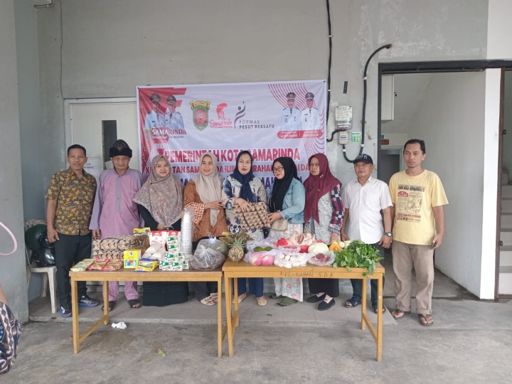Penyerahan Paket Makanan Tambahan (PMT) dan vitamin A kepada para kader posyandu dari kelompok masyarakat (Pokmas) 1 dalam rangka pelaksanaan program ProBebaya Tahun 2025.