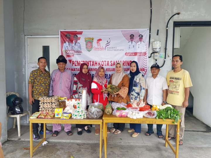 Penyerahan Paket Makanan Tambahan (PMT) dan vitamin A kepada para kader posyandu dari kelompok masyarakat (Pokmas) 1 dalam rangka pelaksanaan program ProBebaya Tahun 2025.