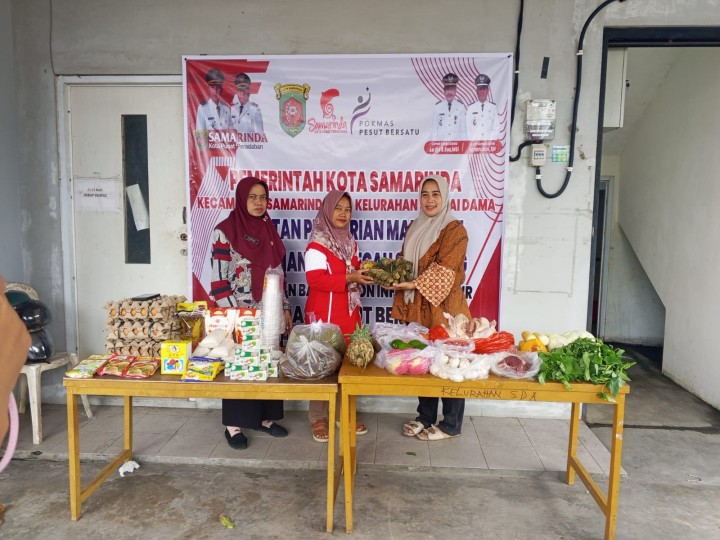Penyerahan Paket Makanan Tambahan (PMT) dan vitamin A kepada para kader posyandu dari kelompok masyarakat (Pokmas) 1 dalam rangka pelaksanaan program ProBebaya Tahun 2025.