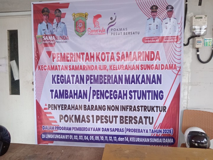 Penyerahan Paket Makanan Tambahan (PMT) dan vitamin A kepada para kader posyandu dari kelompok masyarakat (Pokmas) 1 dalam rangka pelaksanaan program ProBebaya Tahun 2025.
