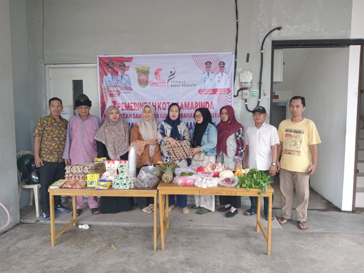 Penyerahan Paket Makanan Tambahan (PMT) dan vitamin A kepada para kader posyandu dari kelompok masyarakat (Pokmas) 1 dalam rangka pelaksanaan program ProBebaya Tahun 2025.