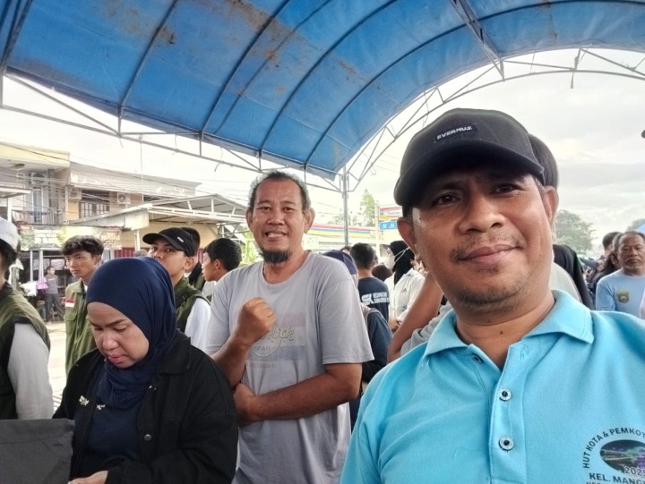 Gerakan Pungut Sampah Di Sungai Karang Mumus