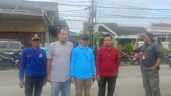Gerakan Pungut Sampah Di Sungai Karang Mumus
