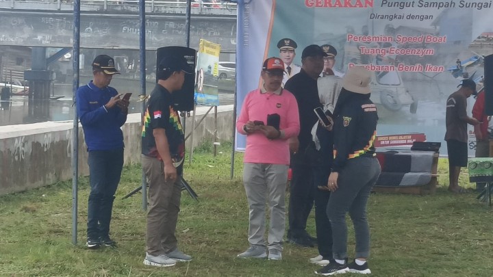 Gerakan Pungut Sampah Di Sungai Karang Mumus