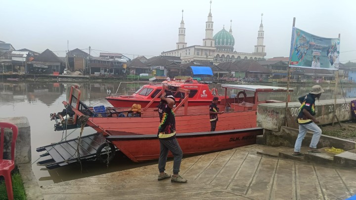 Gerakan Pungut Sampah Di Sungai Karang Mumus