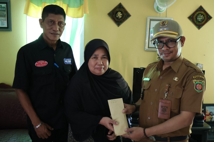 Penyerahan Kompensasi pemerintah dan proyek PP untuk masyarakat yg berdampak kerusakan di terowongan Kel sungai dama