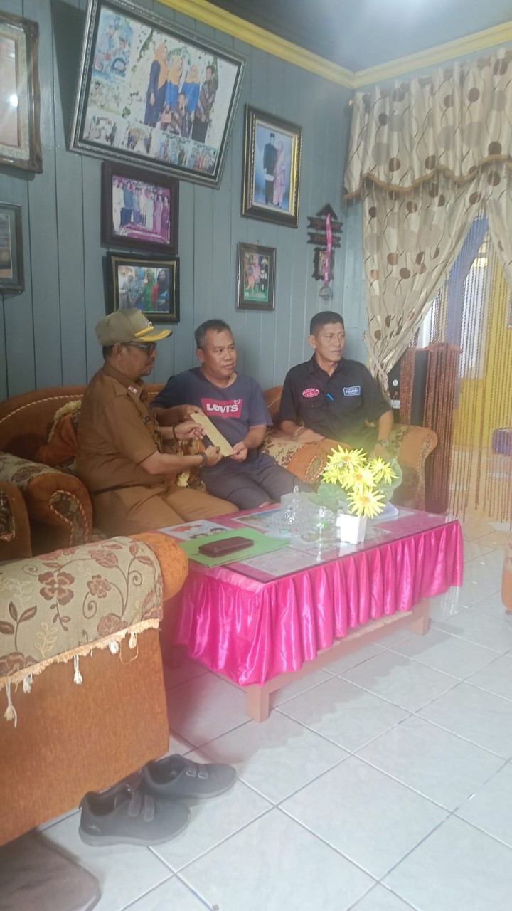 Penyerahan Kompensasi pemerintah dan proyek PP untuk masyarakat yg berdampak kerusakan di terowongan Kel sungai dama